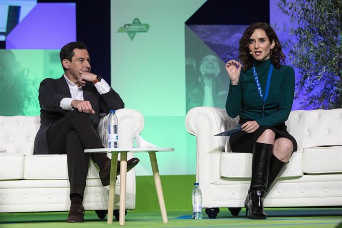 Archivo - El presidente de la comunidad de Andalucía, Juanma Moreno, con la presidenta de la Comunidad de Madrid, Isabel Díaz Ayuso. Archivo.