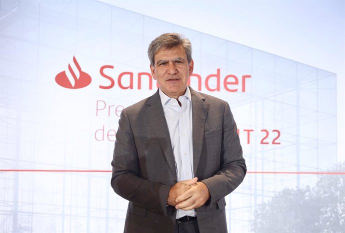 El consejero delegado de Santander, José Antonio Álvarez, posa en una rueda de prensa para presentar los resultados del primer trimestre de 2022, en Ciudad Grupo Santander, a 26 de abril de 2022, en Boadilla del Monte, Madrid (España). 