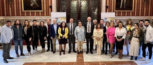 El alcalde de Sevilla, Antonio Muñoz, ha presentado este martes el espectáculo de sevillanas que abrirá la Feria después de dos años de parón por la pandemia.