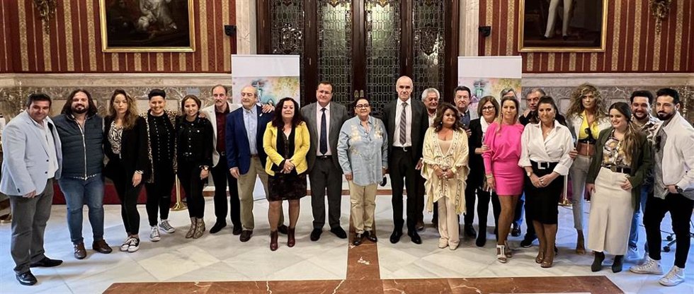 El alcalde de Sevilla, Antonio Muñoz, ha presentado este martes el espectáculo de sevillanas que abrirá la Feria después de dos años de parón por la pandemia.