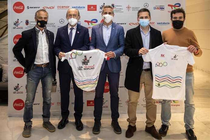 El Vicepresidente Y Consejero De Universidades, Igualdad, Cultura Y Deporte, Pablo Zuloaga, Y El Consejero De Industria, Turismo, Innovación, Transporte Y Comercio, Javier López Marcano, En La Presentación De La Prueba De Los 10.000 Del Soplao.