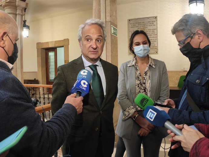 El presidente del TSJA, Jesús Chamorro, y la Consejera de Presidencia, Rita Camblor.