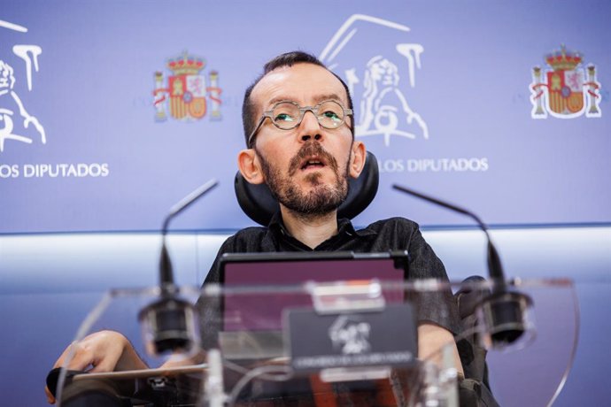 El portavoz de Unidas Podemos en el Congreso, Pablo Echenique interviene en una rueda de prensa previa a una Junta de Portavoces, en el Congreso de los Diputados, a 26 de abril de 2022, en Madrid (España).