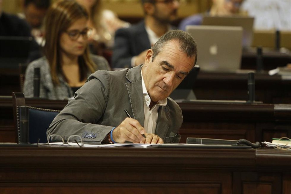 Archivo - El vicepresidente y conseller de Transición Energética, Sectores Productivos y Memoria Democrática, Juan Pedro Yllanes, en el Parlament.