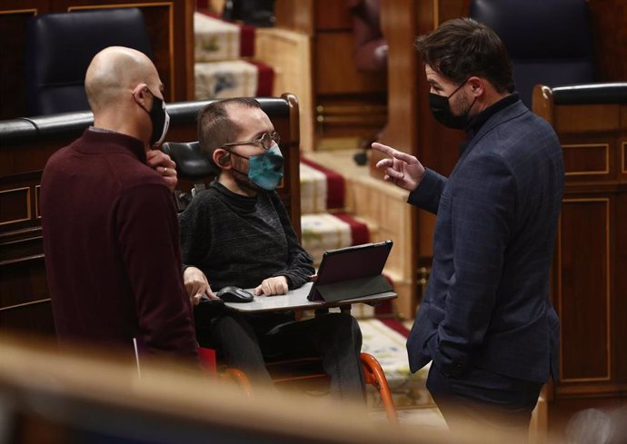 Archivo - El portavoz de Unidas Podemos en el Congreso, Pablo Echenique, con el de ERC, Gabriel Rufián