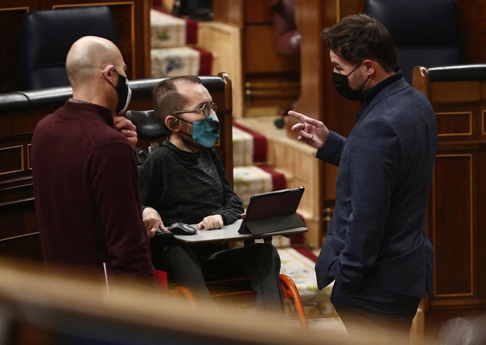 Archivo - El portavoz de Unidas Podemos en el Congreso, Pablo Echenique, con el de ERC, Gabriel Rufián