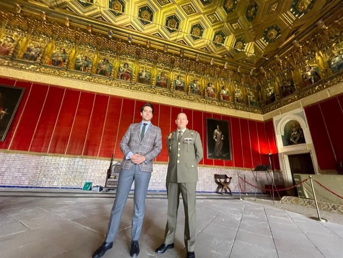 El concejal de Turismo, Miguel Merino, y el  teniente-alcaide del Alcázar, Ángel Manuel Borau, en la Sala de la Artillería del Alcázar de Segovia.