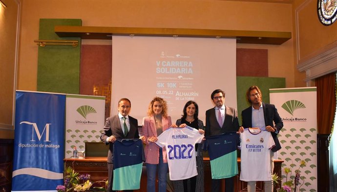 De izquierda a derecha, Agustín Sánchez, María  del Mar Martínez, Ana  Echenique, Andrés Muntaner y Jaime Cue en la presentación de la V Carrera Popular Solidaria de la Fundación Real Madrid que se celebrará en Alhaurín de la Torre el 8 de mayo