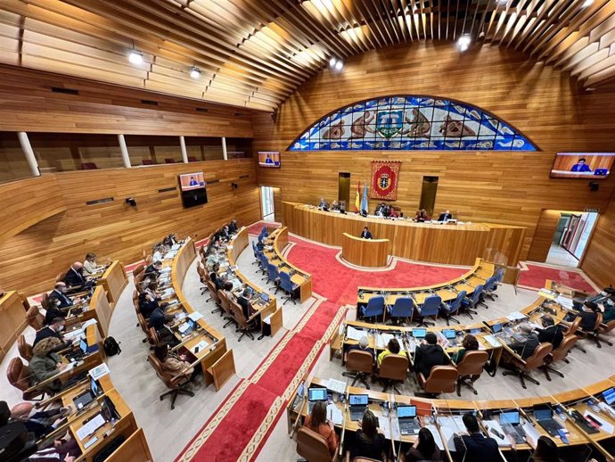 Primer pleno del Parlamento de Galicia desde el fin de las mascarillas obligatorias en interiores, con los diputados del hemiciclo gallego haciendo uso de este elemento de protección