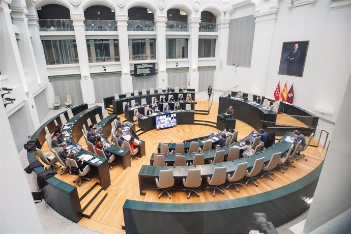 Archivo - Asistentes a una sesión plenaria, en el Palacio de Cibeles.