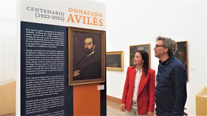La delegada de Cultura y Patrimonio Histórico de la Junta de Andalucía en Córdoba, Cristina Casanueva, en la exposición temporal 'Donación de Avilés'.