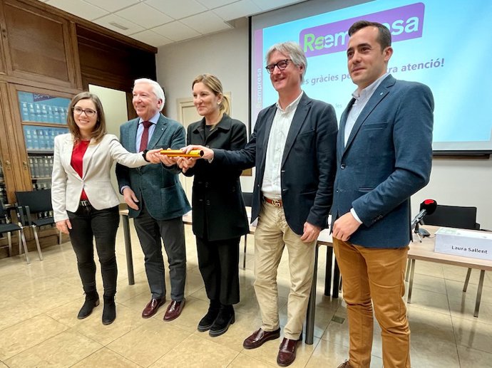 La diputada de la Diputación de Barcelona, Ana María Martínez, y el presidente de la Cecot, Antoni Abad, (centro de la imagen) en la firma del acuerdo