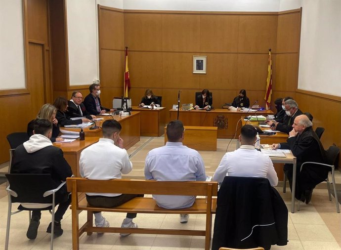 Imagen de los cuatro acusados durante la sesión del juicio, a día 26 de abril de 2022