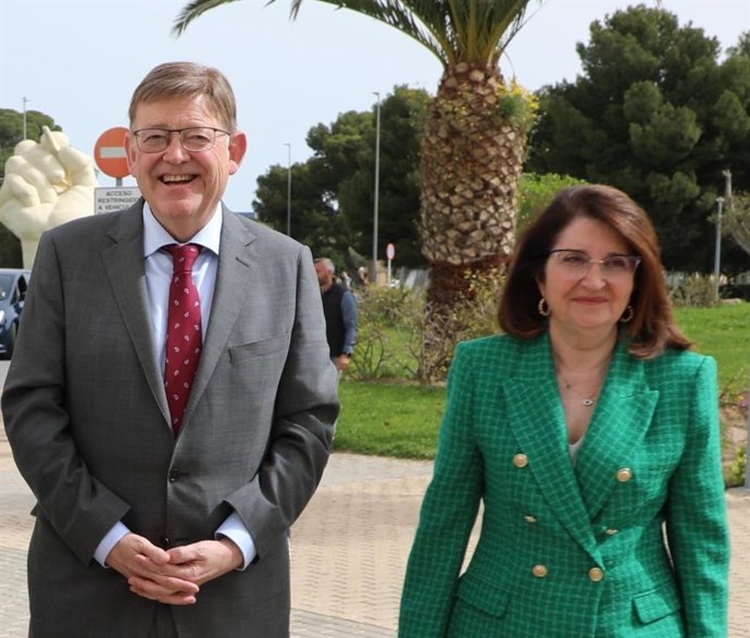 El president de la Generalitat, Ximo Puig, i la rectora de la Universitat d'Alacant, Amparo Navarro.
