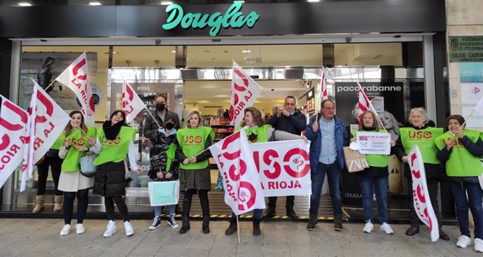 Archivo - Trabajadoras de Douglas protestan por el ERE que pretende la empresa
