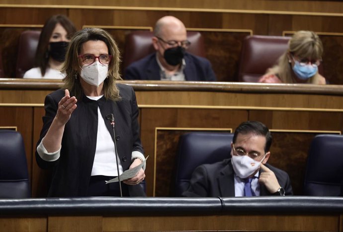 La vicepresidenta tercera y ministra para la Transición Ecológica y el Reto Demográfico, Teresa Ribera, interviene en una sesión plenaria, en el Congreso de los Diputados, a 6 de abril de 2022, en Madrid (España). La oposición pregunta hoy al Gobierno s