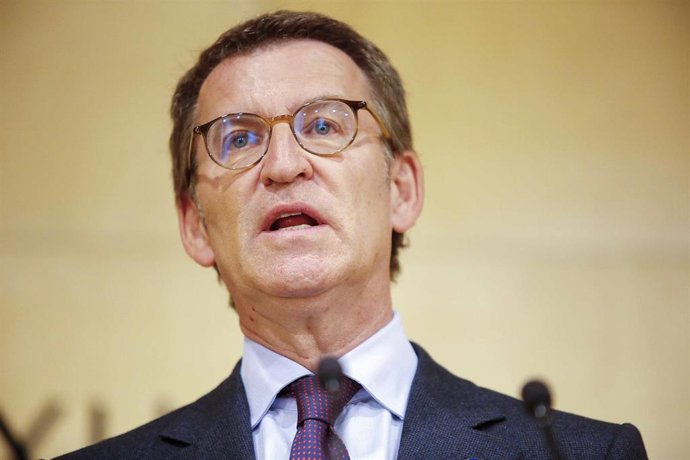 El líder del PP, Alberto Núñez Feijóo, interviene ante los medios de comunicación tras una reunión del Consello de la Xunta en la delegación territorial, a 21 de abril de 2022, en Vigo, Pontevedra, Galicia (España).