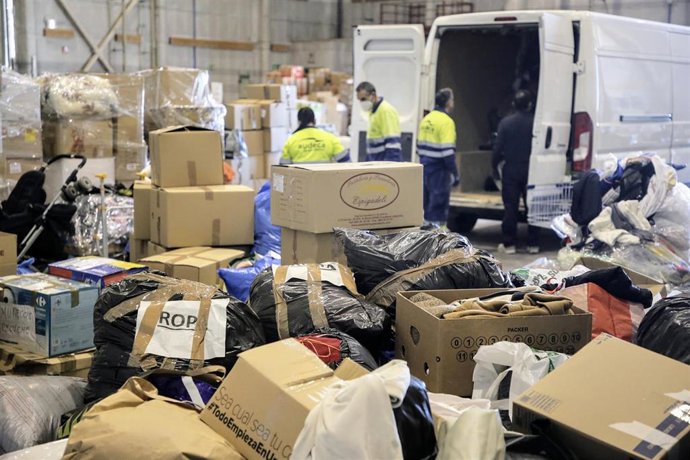 Archivo - Cajas y bolsas en las instalaciones de la Ciudad de la Luz donde almacenan y envían ayuda humanitaria