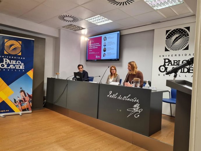 La viceconsejera García de Izarra durante la jornada sobre mujeres directivas 'El liderazgo femenino en las empresas' organizada por la Asociación Española de Directivos (AED) y la Universidad Pablo de Olavide (UPO).