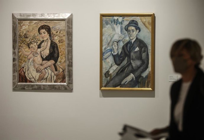 Una visitante durante la presentación de la exposición Caminos de modernidad, en la Fundación Bancaja. 