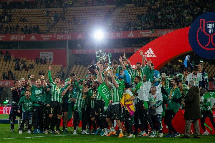 Jugadores del Betis celebrando su victoria en la Copa del Rey.