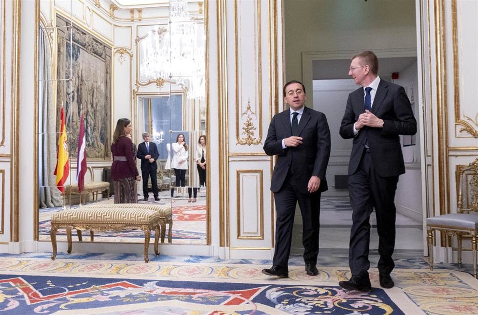 El ministro de Asuntos Exteriores, Unión Europea y Cooperación, José Manuel Albares (i), se reúne con el ministro de Relaciones Exteriores de la República de Letonia, Edgars Rinkevics (d), en el Palacio de Viana