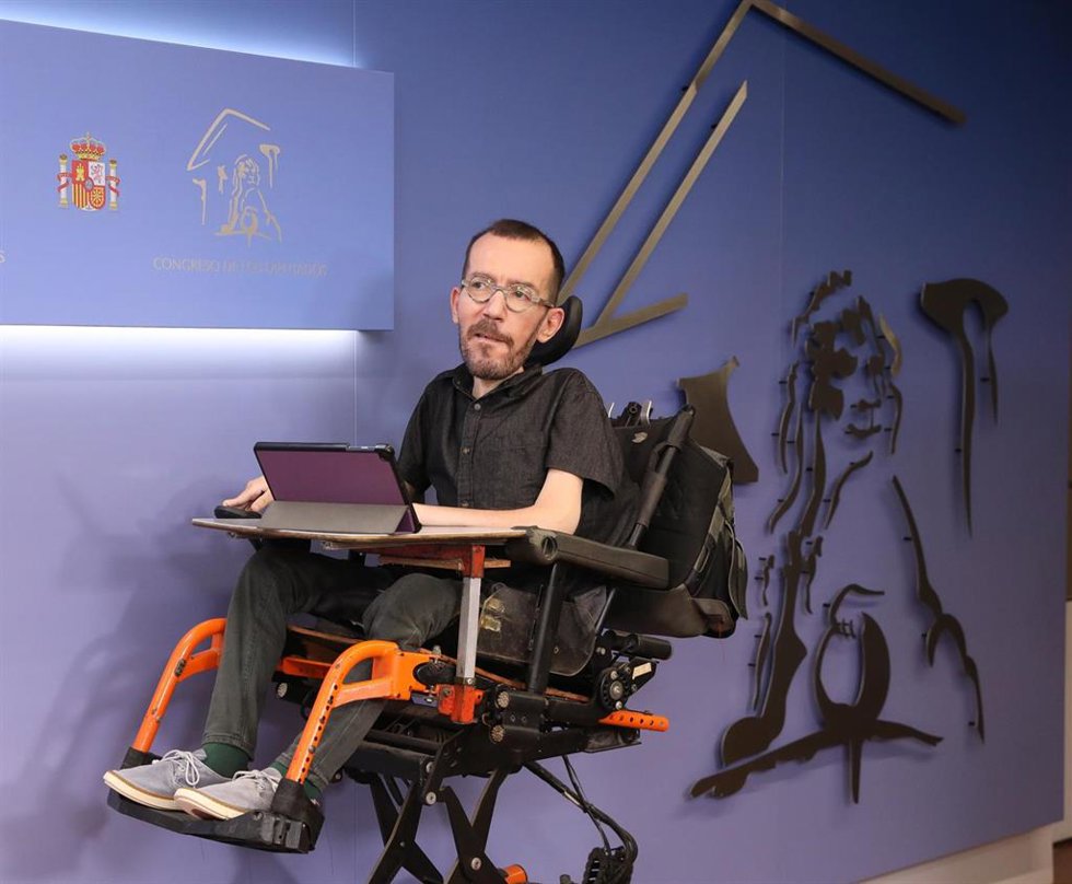 El portavoz de Unidas Podemos en el Congreso, Pablo Echenique, ofrece una rueda de prensa antes de su intervención en la Junta de Portavoces en el Congreso de los Diputados, a 19 de abril de 2022, en Madrid (España).