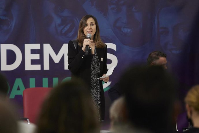 La secretaria general de Podemos y Ministra de Derechos Sociales, Ione Belarra durante el Encuentro presencial bajo el título 'Un futuro progresista para Andalucía' en el Hogar Virgen de los Reyes, a 25 de abril de 2022 en Sevilla (Andalucía, España)