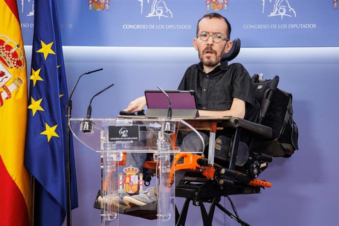 El portavoz de Unidas Podemos en el Congreso, Pablo Echenique interviene en una rueda de prensa previa a una Junta de Portavoces, en el Congreso de los Diputados, a 26 de abril de 2022, en Madrid (España).