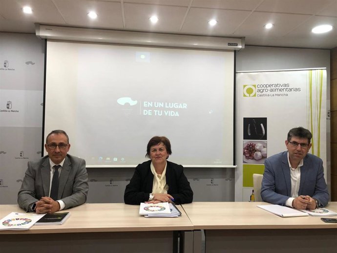 El director general de Cooperativas Agro-alimentarias Castilla-La Mancha, Juan Miguel del Real, ha subrayado junto a la directora general de Autónomos, Trabajo y Economía Social, Ana María Carmona