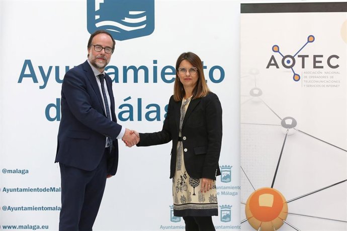 La Feria Aotec reunirá a 113 empresas en Málaga con lo último en telecomunicaciones. En la imagen la concejala de Innovación, Susana Carillo, y el director ejecutivo de Aotec, Gonzalo Elguezábal.