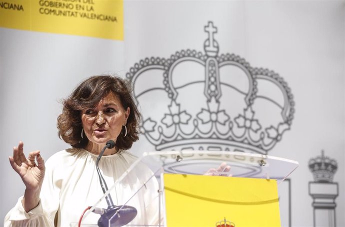 La presidenta de la Comisión de Igualdad del Congreso y ex vicepresidenta del Gobierno Carmen Calvo, interviene durante un acto donde se ha reconocido el trabajo de varias mujeres durante la pandemia en Valencia 