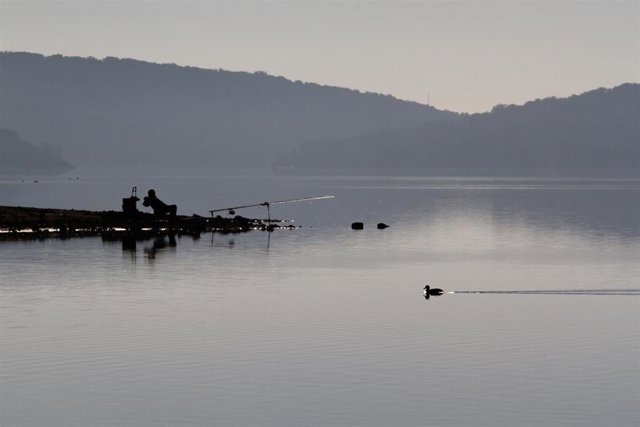 Archivo - Un pescador en el embalse de Pedrezuela, a 18 de febrero de 2022, en Guadalix de la Sierra, Madrid (España). Este embalse es el que mejor se encuentra de la Comunidad de Madrid con casi un 83% de capacidad, respecto al 85 % del año pasado. Debid