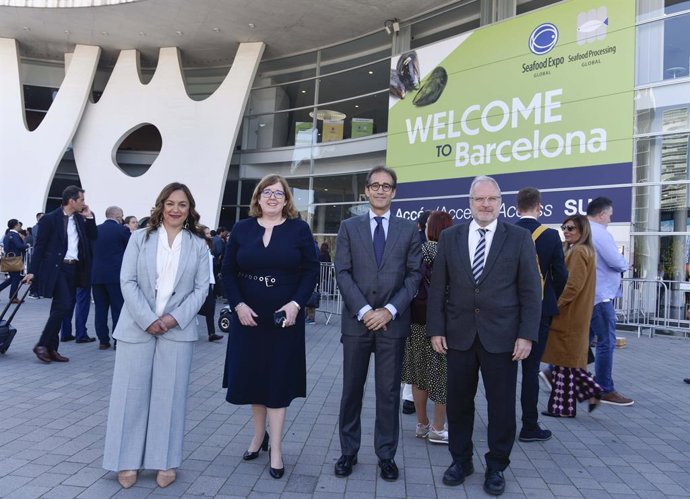 La vicepresidenta de Diversified Communications, Liz Plizga; la presidenta de Diversified Communications, Mary Larkin; el president de Fira de Barcelona,  Pau Relat, i el director general de Fira de Barcelona, Constantí Serrallonga