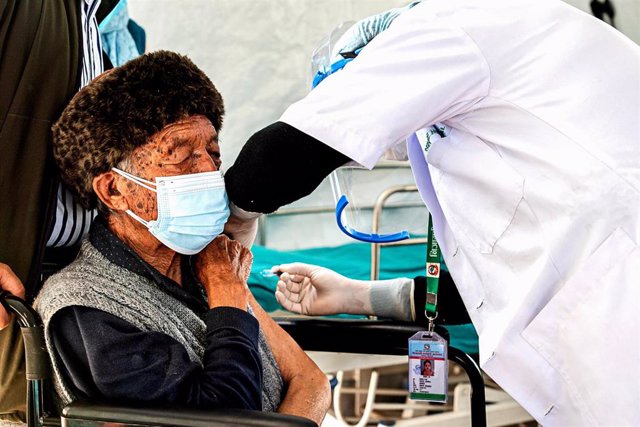 Archivo - 15 November 2021, Nepal, Kathmandu: An elderly man receives a dose of the anti-coronavirus vaccine Pfizer-BioNTech which was provided by the US government to Nepal through COVAX facility.