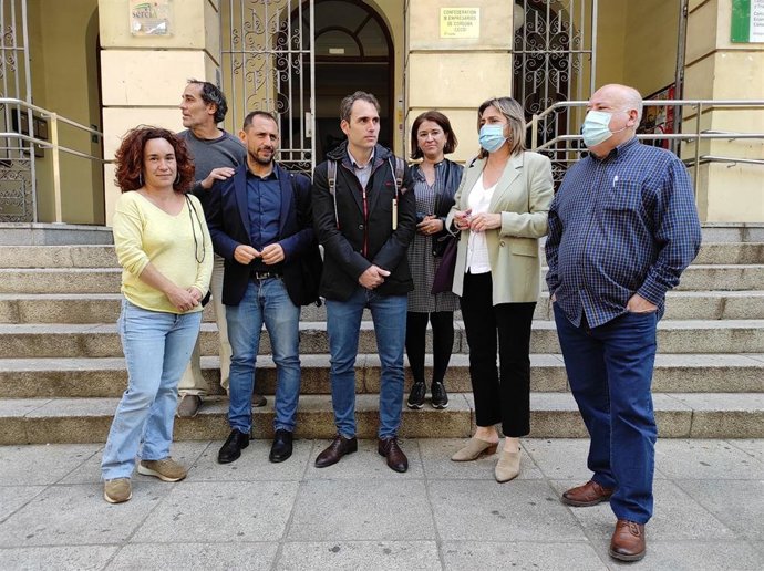 Valero (centro) y Salazar (dcha.), junto a otros responsables de IU y CCOO Córdoba.