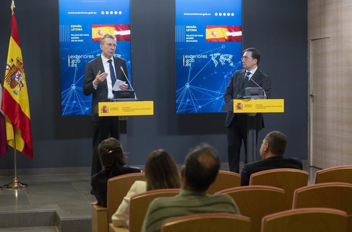 El ministro de Asuntos Exteriores, Unión Europea y Cooperación, José Manuel Albares (d), y su homólogo, el ministro de Relaciones Exteriores de la República de Letonia, Edgars Rinkevics (c), intervienen en una rueda de prensa tras una reunión, en el Pal