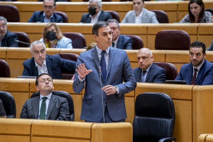 El presidente del Gobierno, Pedro Sánchez, interviene en una sesión de control al Gobierno en el Senado, a 26 de abril de 2022, en Madrid (España). Esta es la segunda vez que el presidente del Ejecutivo asiste al Senado en lo que llevamos de 2022 por mo