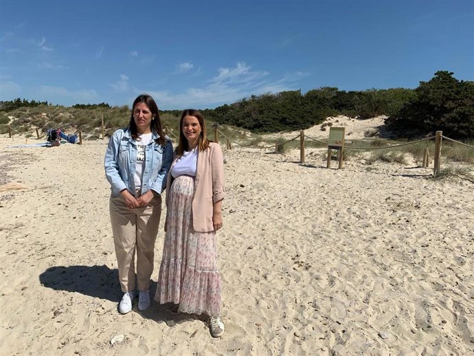 La alcaldesa de Campos, Xisca Porquer (i), y la presidenta del PP de Baleares, Marga Prohens (d).