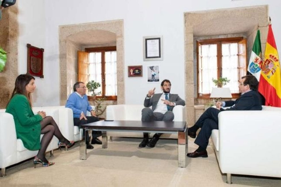 El presidente de la Federación Española de baloncesto, en un acto junto a Nuria Flores, Consejera de la Junta de Extremadura y a Manuel Fariñas, presidente de la Federación Extremeña de baloncesto. Foto: FEB