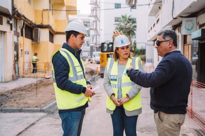 La alcaldesa de Arrecife, Astrid Pérez, visitando una obra pública