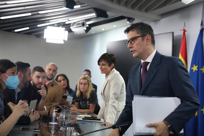 La ministra Portavoz Isabel Rodríguez y el ministro de la Presidencia, Félix Bolaños, a su salida de una rueda de prensa posterior al Consejo de Ministros, en el Complejo de la Moncloa, a 26 de abril de 2022, en Madrid (España). 