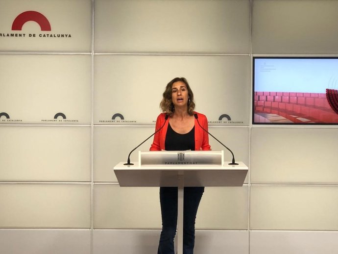 La diputada de la CUP en el Parlament Laia Estrada en rueda de prensa en la Cámara catalana