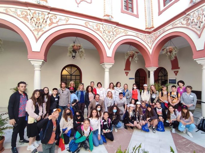 La alcaldesa de Alcalá recibe a estudiantes y profesores europeos dentro del programa Erasmus+