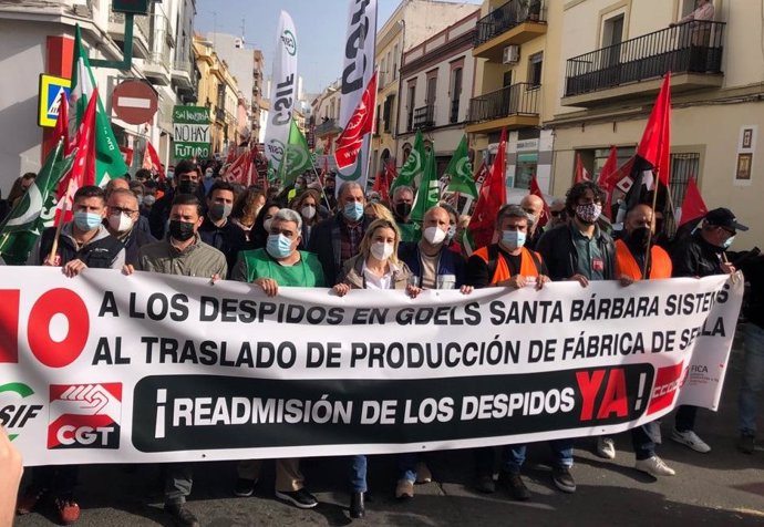 Archivo - Manifestación en Alcalá en defensa de la plantilla de Santa Bárbara