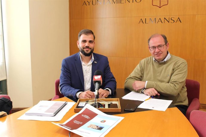 El alcalde de Almansa, Javier Sánchez Roselló, y el concejal de Hacienda, Benjamín Calero