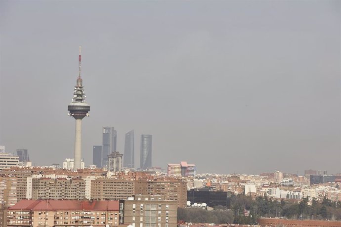 Archivo - Imagen del edificio de Torrespaña, y las cuatro Torres con la boina de contaminación en Madrid 