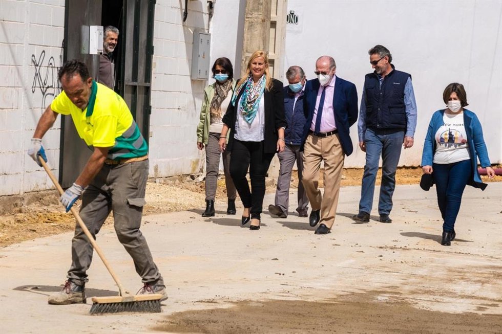 El presidente de la Diputación y la alcaldesa de Palomares revisan algunas de las obras del Plan Contigo.