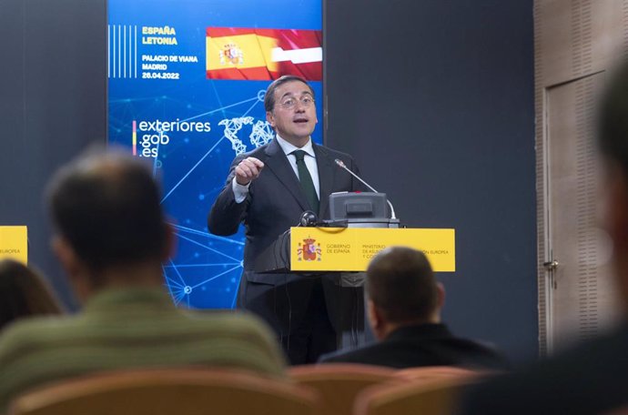 El ministro de Asuntos Exteriores, Unión Europea y Cooperación, José Manuel Albares, interviene en una rueda de prensa tras una reunión con su homólogo en la República de Letonia, en el Palacio de Viana, a 26 de abril de 2022, en Madrid (España). 