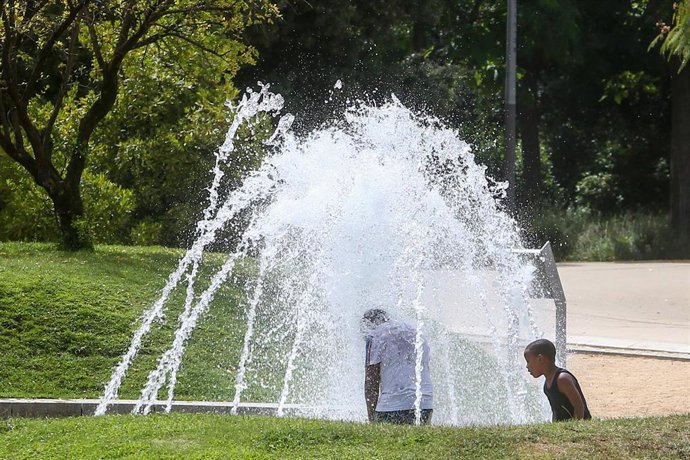 Archivo - Dos niños se mojan en una fuente en el parque de Madrid Río, a 11 de agosto de 2021, en Madrid (España). La primera ola de calor del verano deja temperaturas muy altas en España desde este miércoles y hasta comienzos de la próxima semana. Las 